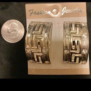 2 pairs Half moon curved earrings